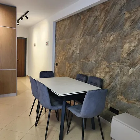 Luxurious In דירה